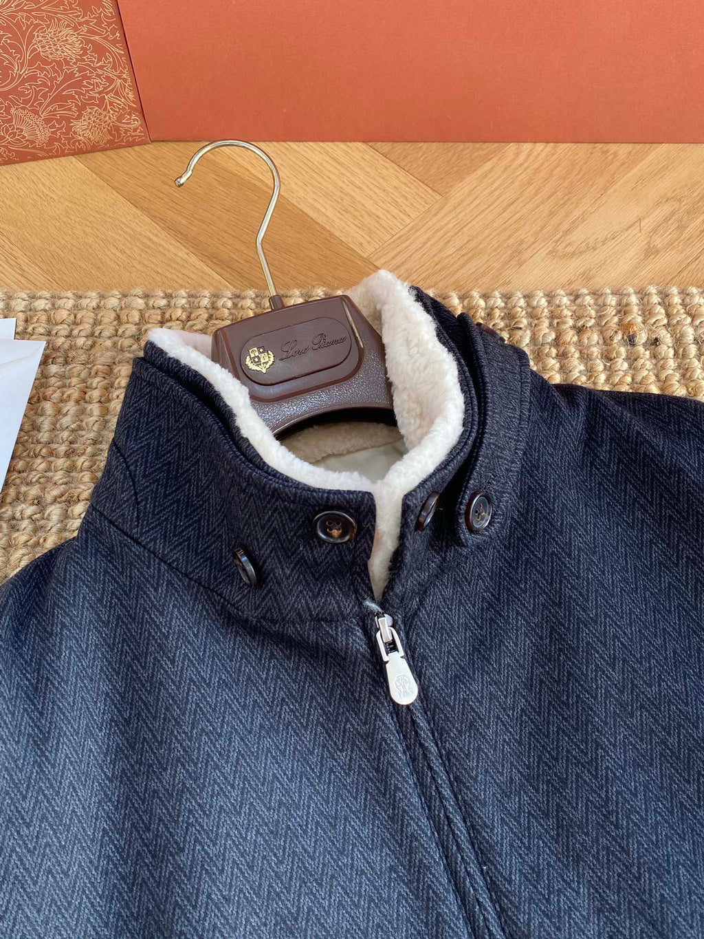 Brunello Cucinelli Jacke In Dunkelblau Mit Stehkragen, Reißverschluss und weichem Innenfutter