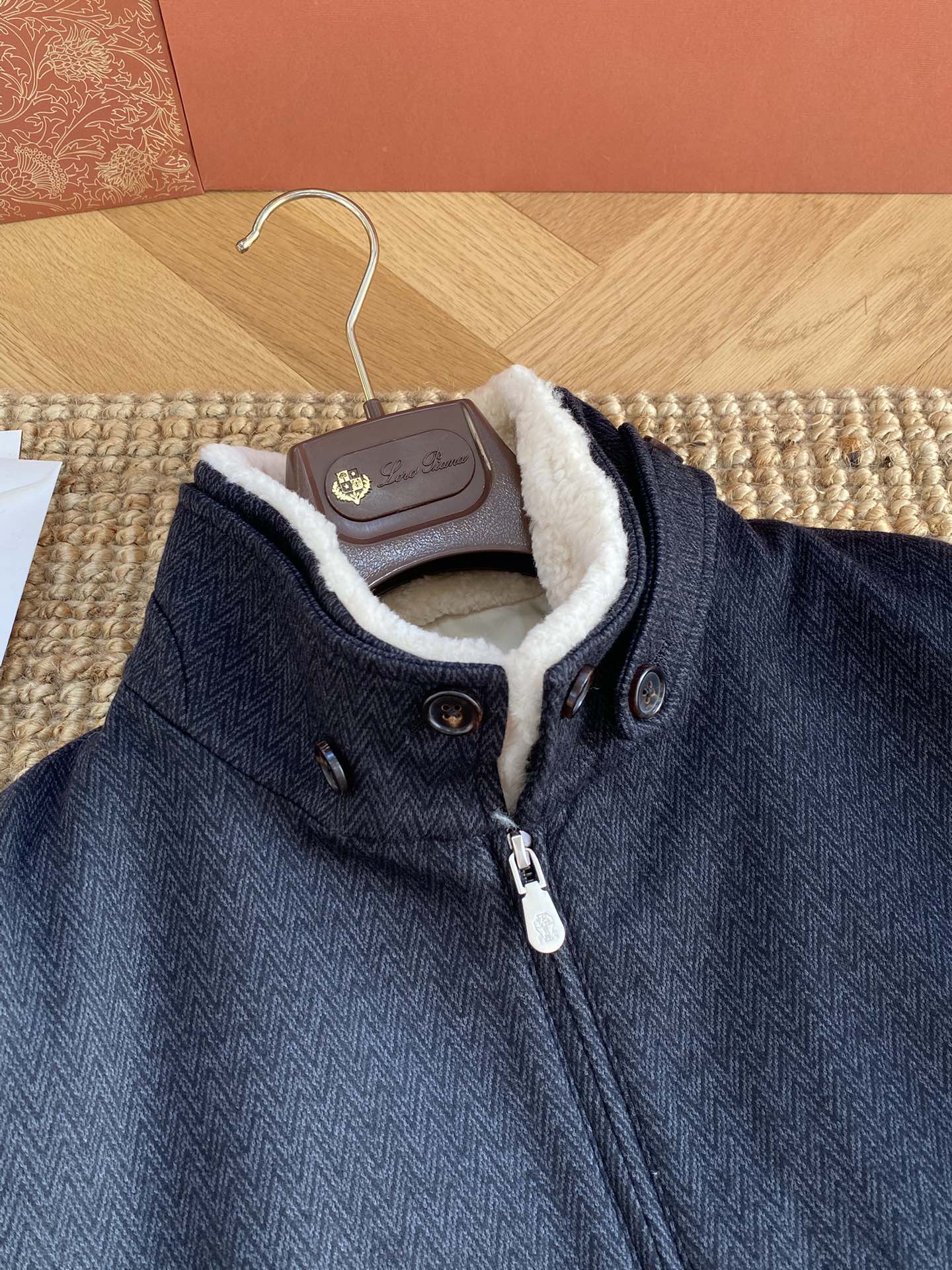 Brunello Cucinelli Jacke In Dunkelblau Mit Stehkragen, Reißverschluss und weichem Innenfutter