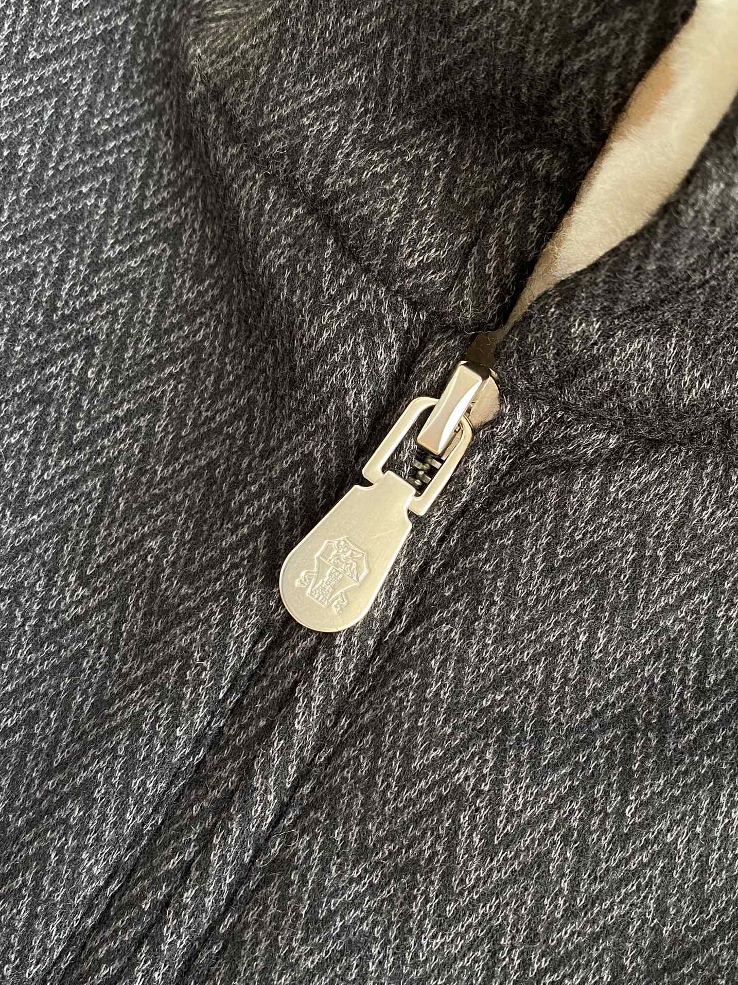 Brunello Cucinelli Jacke In Dunkelblau Mit Stehkragen, Reißverschluss und weichem Innenfutter