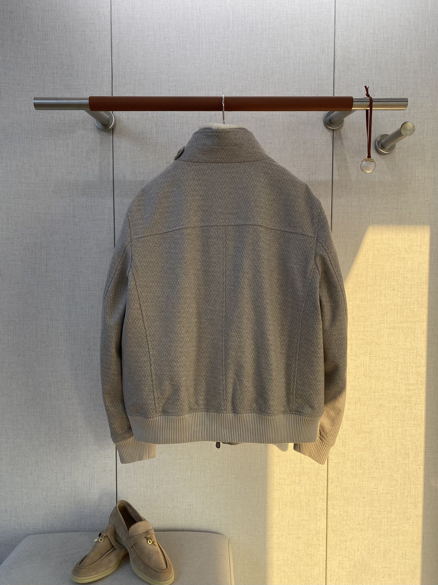 Brunello Cucinelli Jacke In Hellgrau Mit Stehkragen, Reißverschluss und weichem