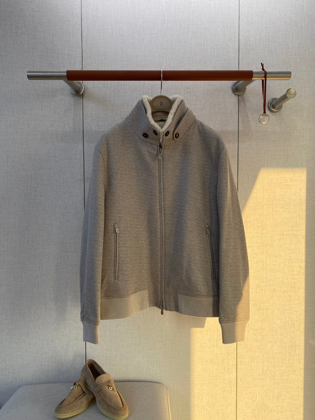 Brunello Cucinelli Jacke In Hellgrau Mit Stehkragen, Reißverschluss und weichem