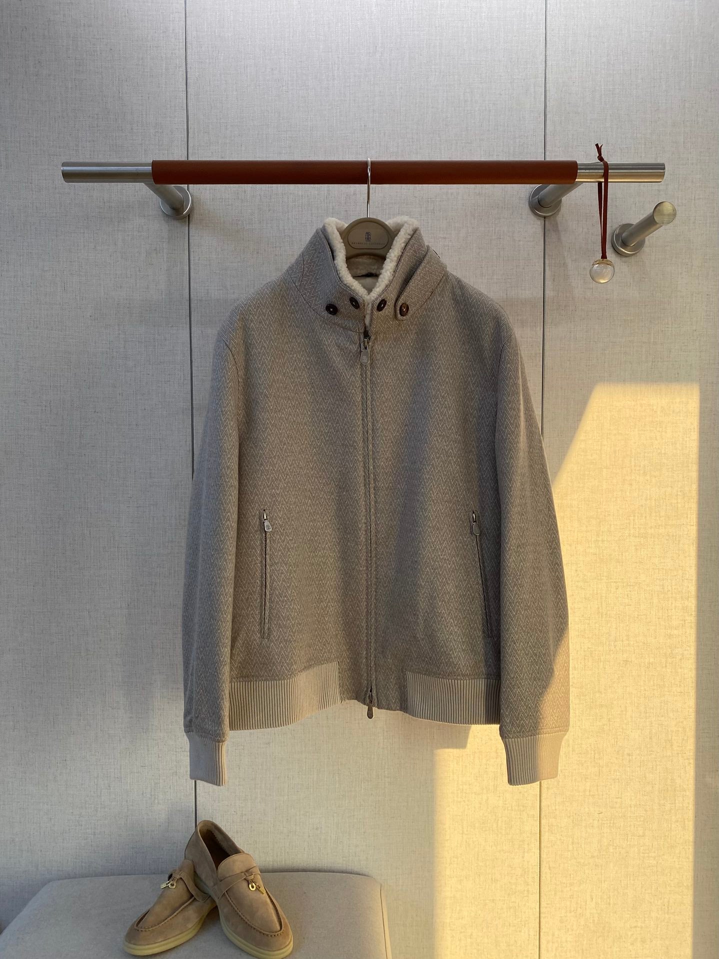 Brunello Cucinelli Jacke In Hellgrau Mit Stehkragen, Reißverschluss und weichem