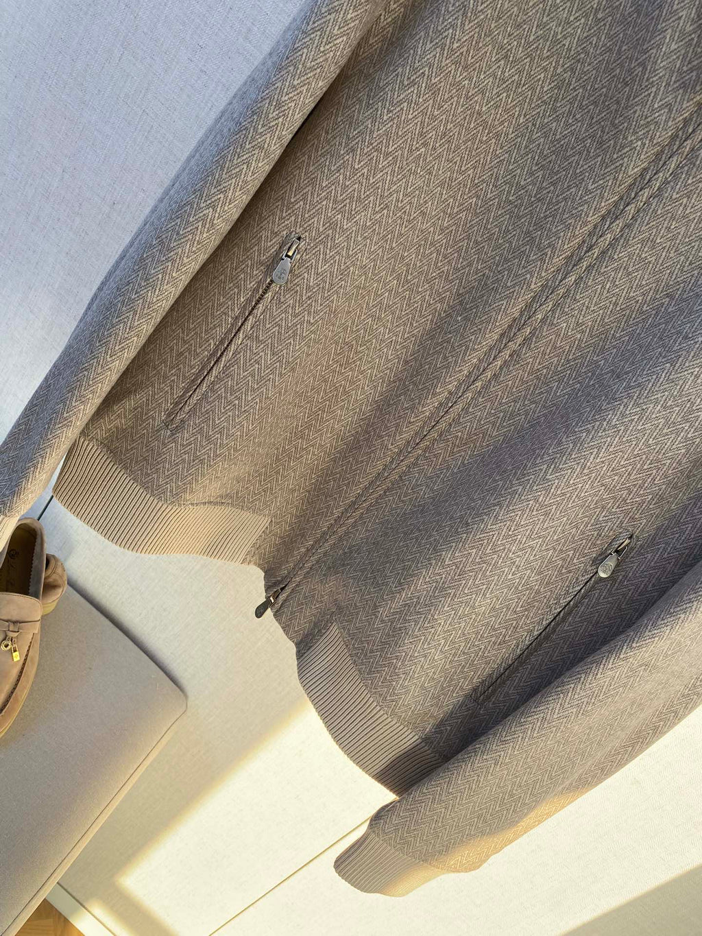 Brunello Cucinelli Jacke In Hellgrau Mit Stehkragen, Reißverschluss und weichem