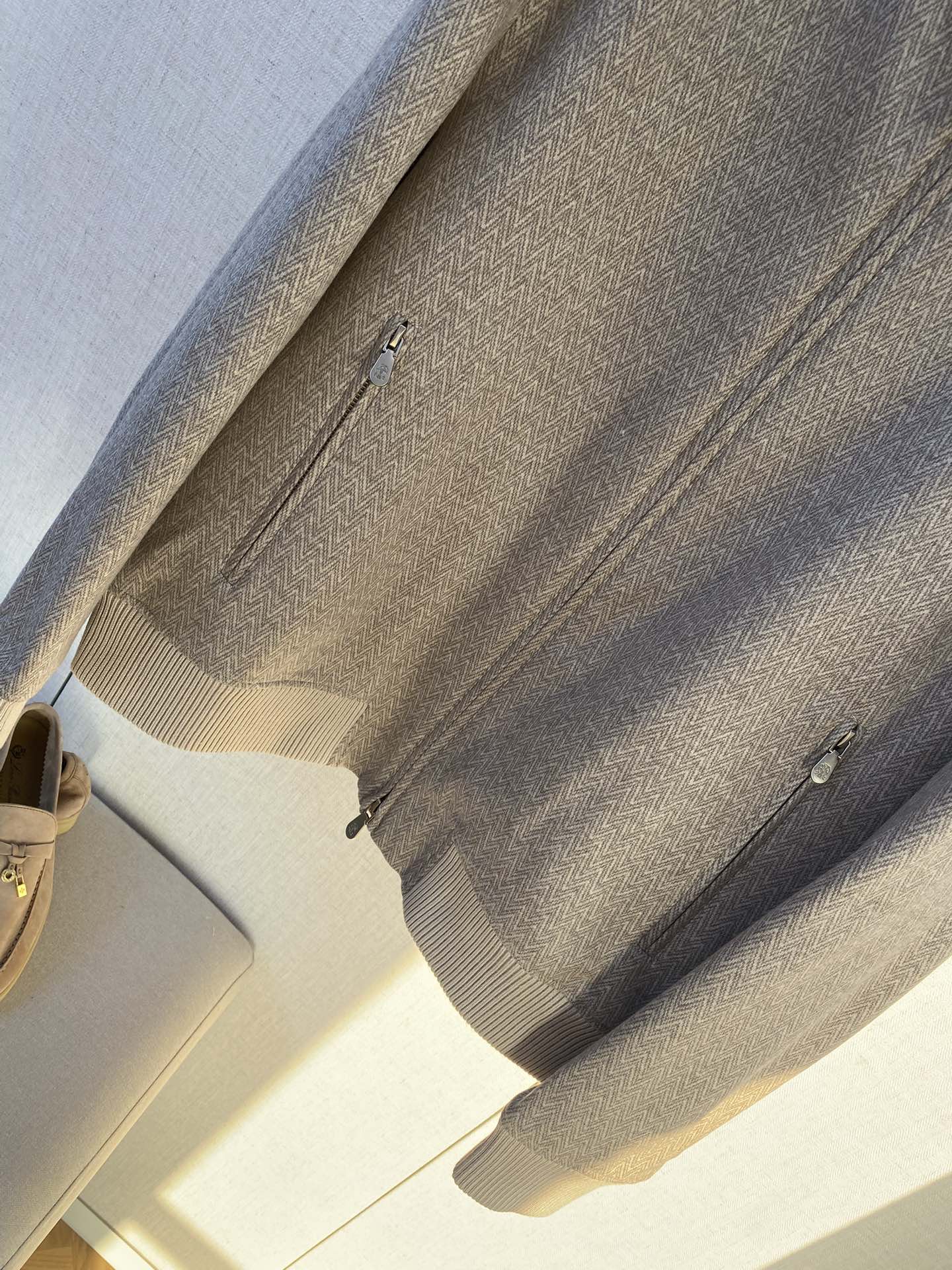 Brunello Cucinelli Jacke In Hellgrau Mit Stehkragen, Reißverschluss und weichem