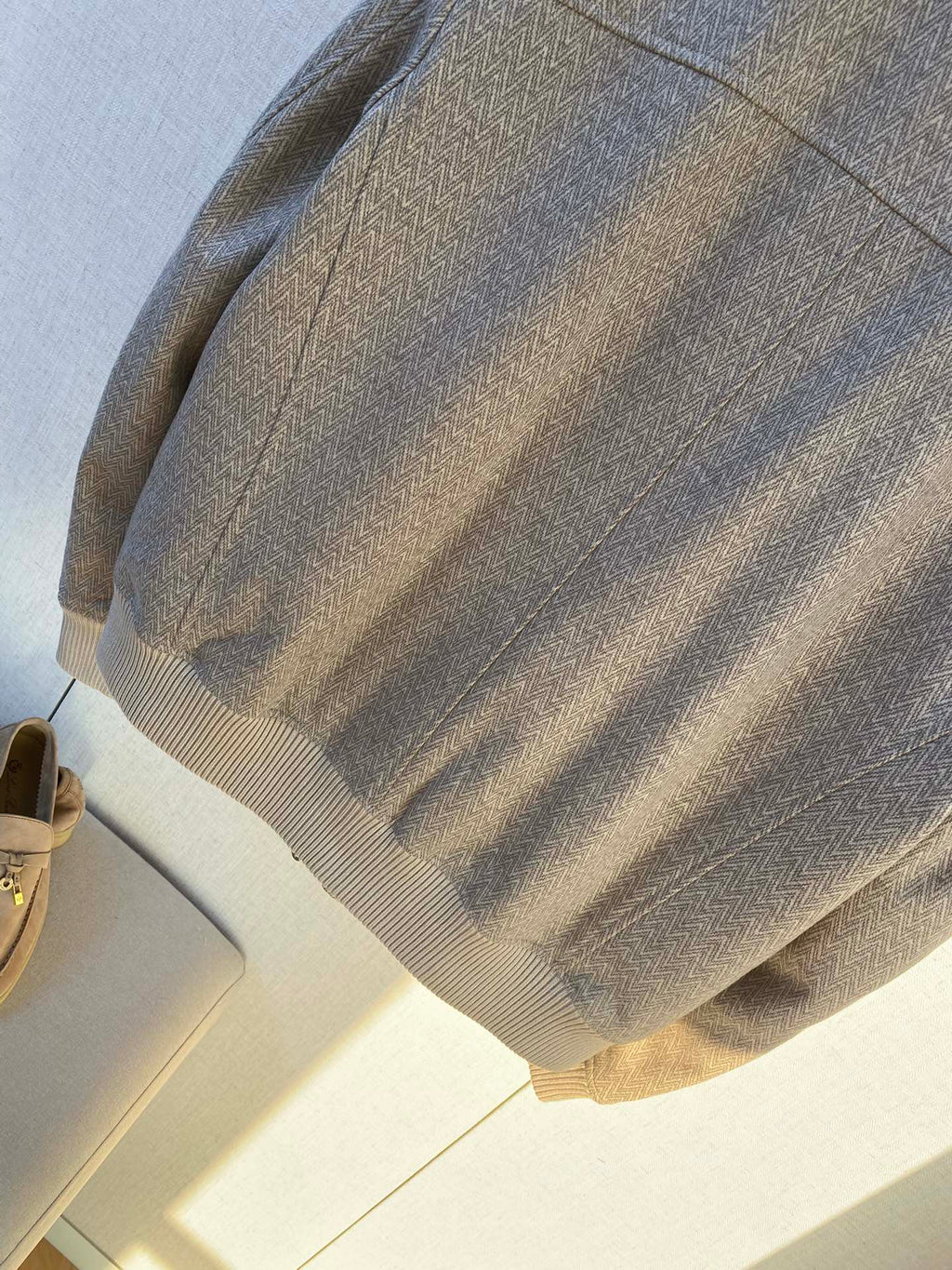 Brunello Cucinelli Jacke In Hellgrau Mit Stehkragen, Reißverschluss und weichem