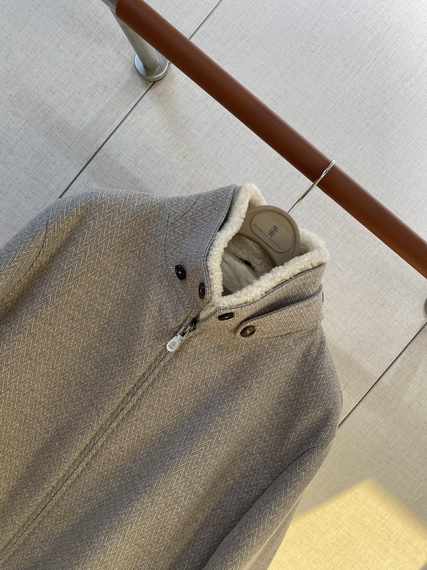 Brunello Cucinelli Jacke In Hellgrau Mit Stehkragen, Reißverschluss und weichem