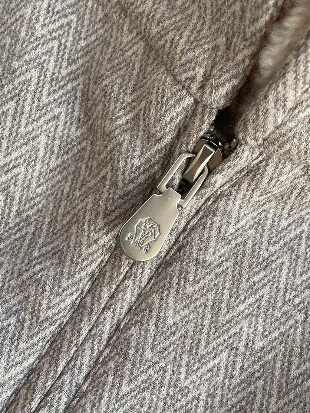 Brunello Cucinelli Jacke In Hellgrau Mit Stehkragen, Reißverschluss und weichem