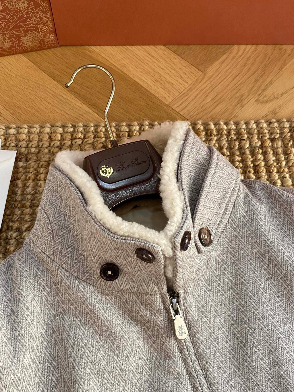 Brunello Cucinelli Jacke In Hellgrau Mit Stehkragen, Reißverschluss und weichem