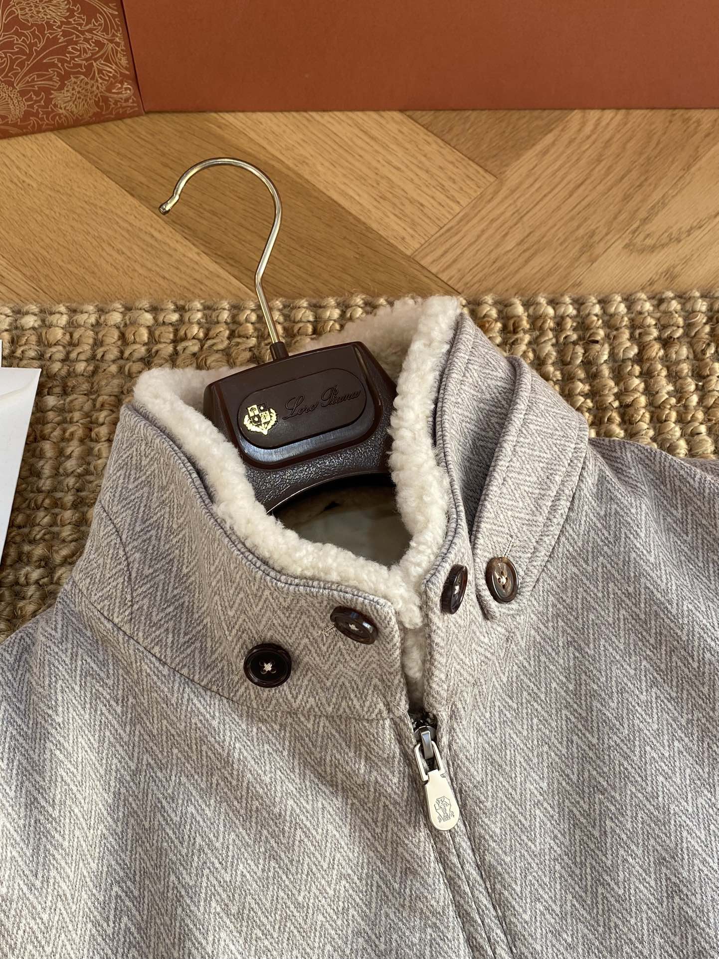 Brunello Cucinelli Jacke In Hellgrau Mit Stehkragen, Reißverschluss und weichem