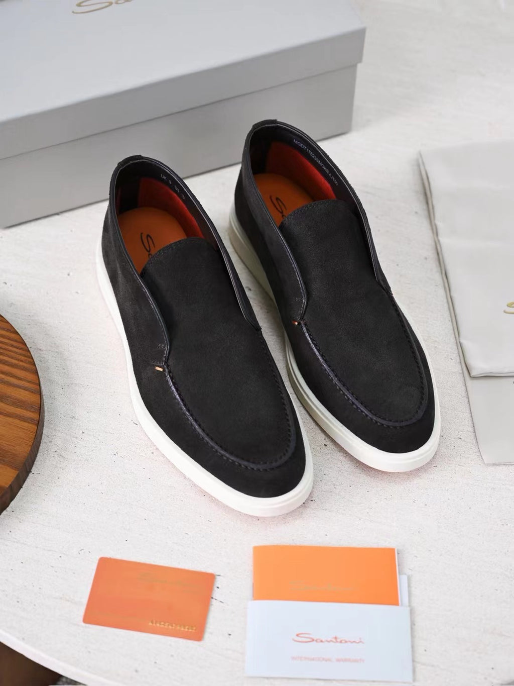 Loro Piana Slip-On Schuhe in Schwarz – Veloursleder-Optik mit Weisser Sohle