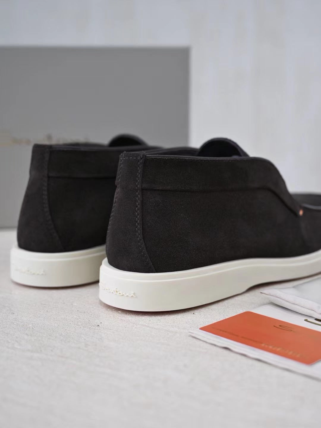 Loro Piana Slip-On Schuhe in Schwarz – Veloursleder-Optik mit Weisser Sohle