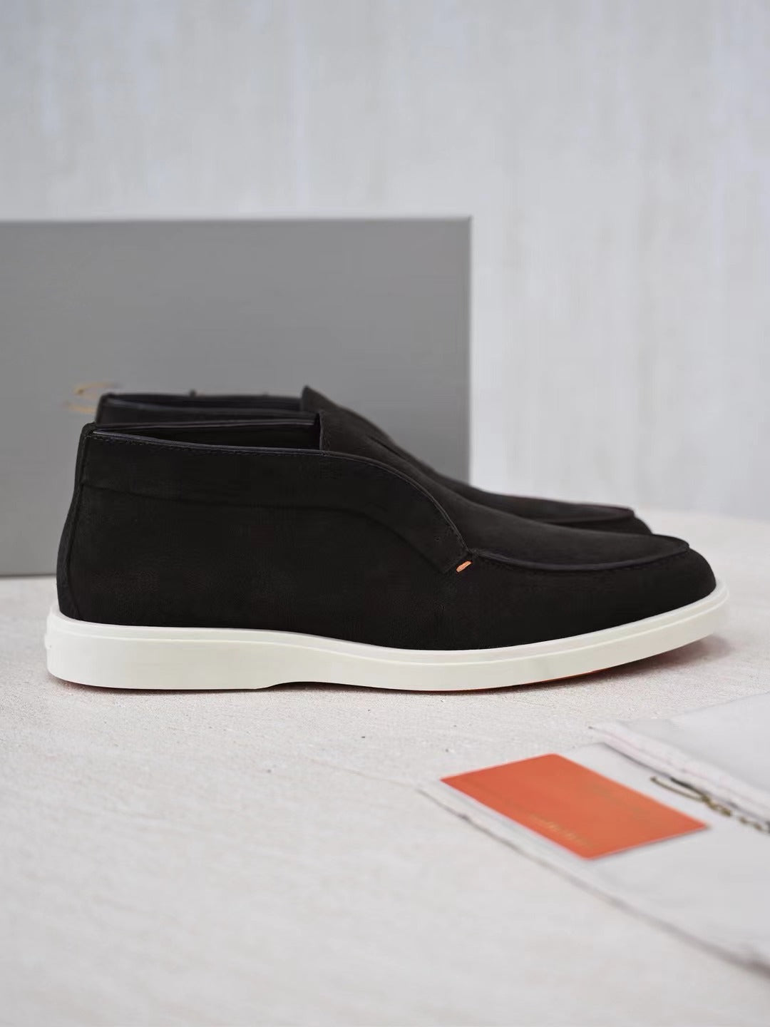 Loro Piana Slip-On Schuhe in Schwarz – Veloursleder-Optik mit Weisser Sohle