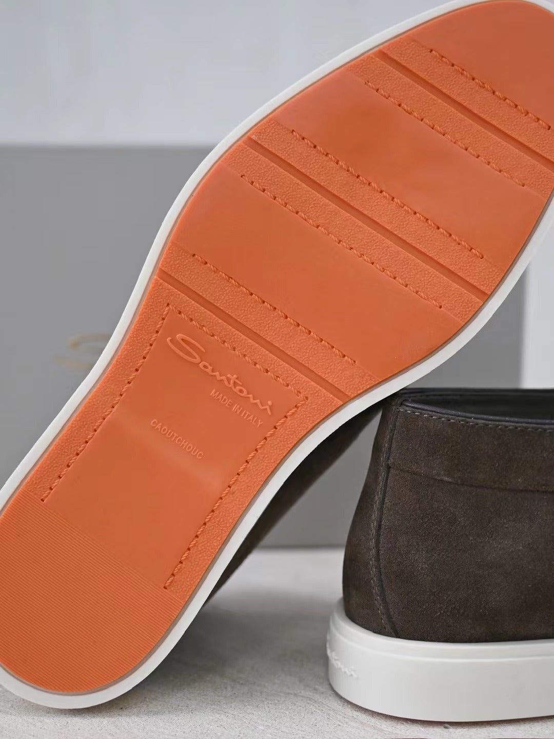 Loro Piana Slip-On Schuhe in Olivbraun – Veloursleder-Optik mit Weisser Sohle