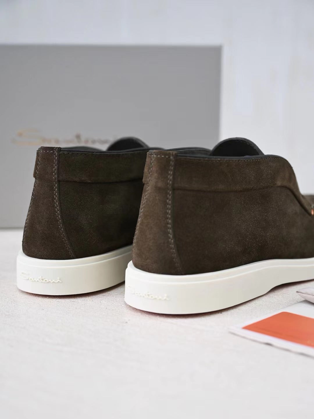 Loro Piana Slip-On Schuhe in Olivbraun – Veloursleder-Optik mit Weisser Sohle