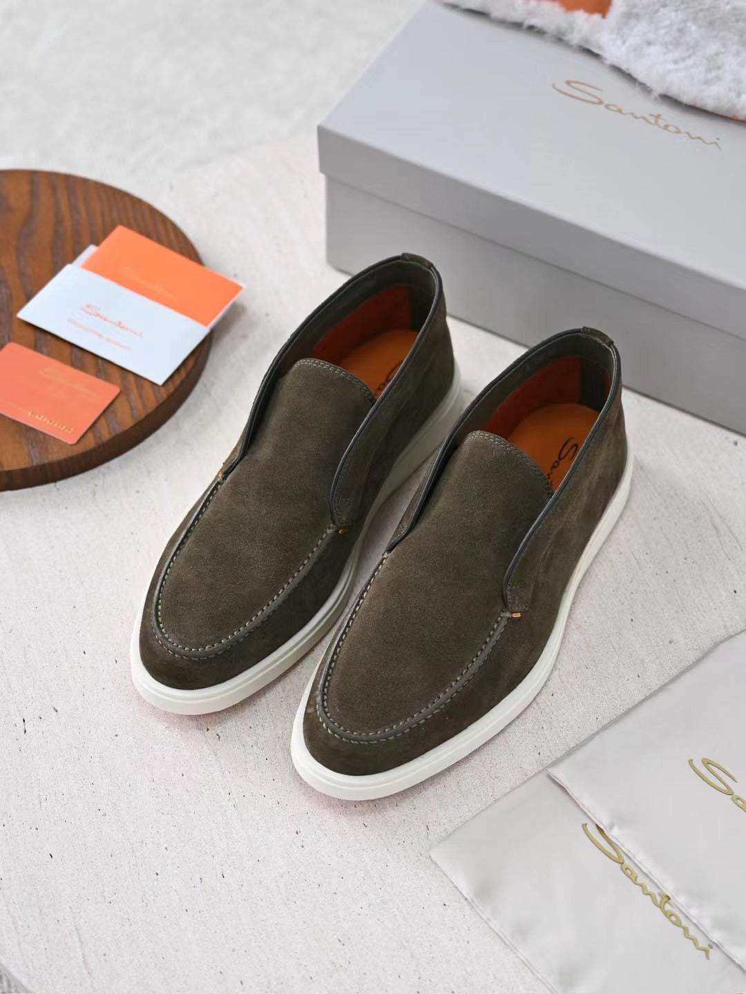 Loro Piana Slip-On Schuhe in Olivbraun – Veloursleder-Optik mit Weisser Sohle