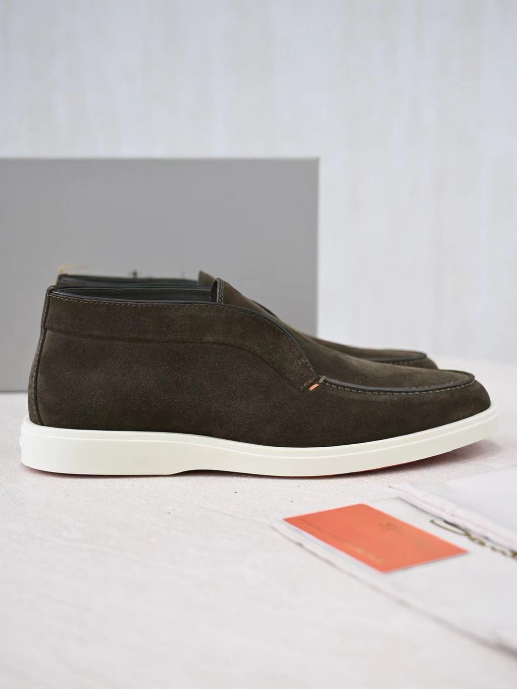 Loro Piana Slip-On Schuhe in Olivbraun – Veloursleder-Optik mit Weisser Sohle