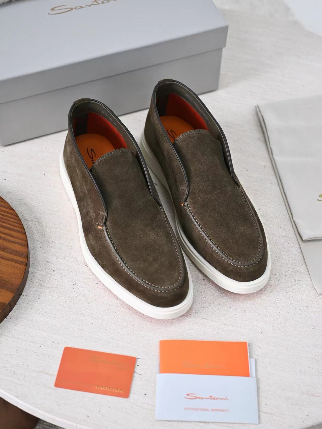 Loro Piana Slip-On Schuhe in Olivbraun – Veloursleder-Optik mit Weisser Sohle