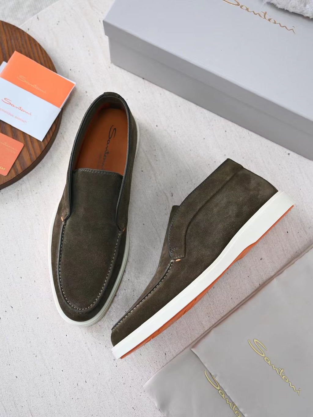 Loro Piana Slip-On Schuhe in Olivbraun – Veloursleder-Optik mit Weisser Sohle