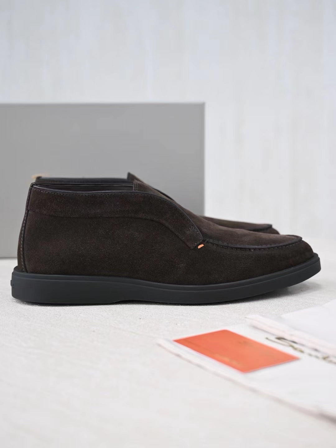 Loro Piana Slip-On Schuhe in Dunkelbraun – Premium Veloursleder-Optik