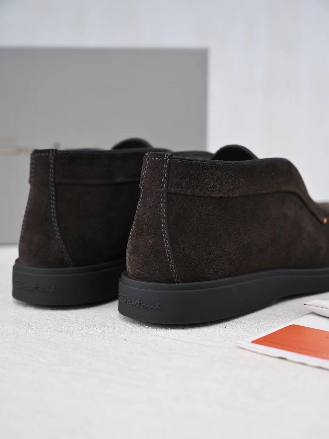 Loro Piana Slip-On Schuhe in Dunkelbraun – Premium Veloursleder-Optik