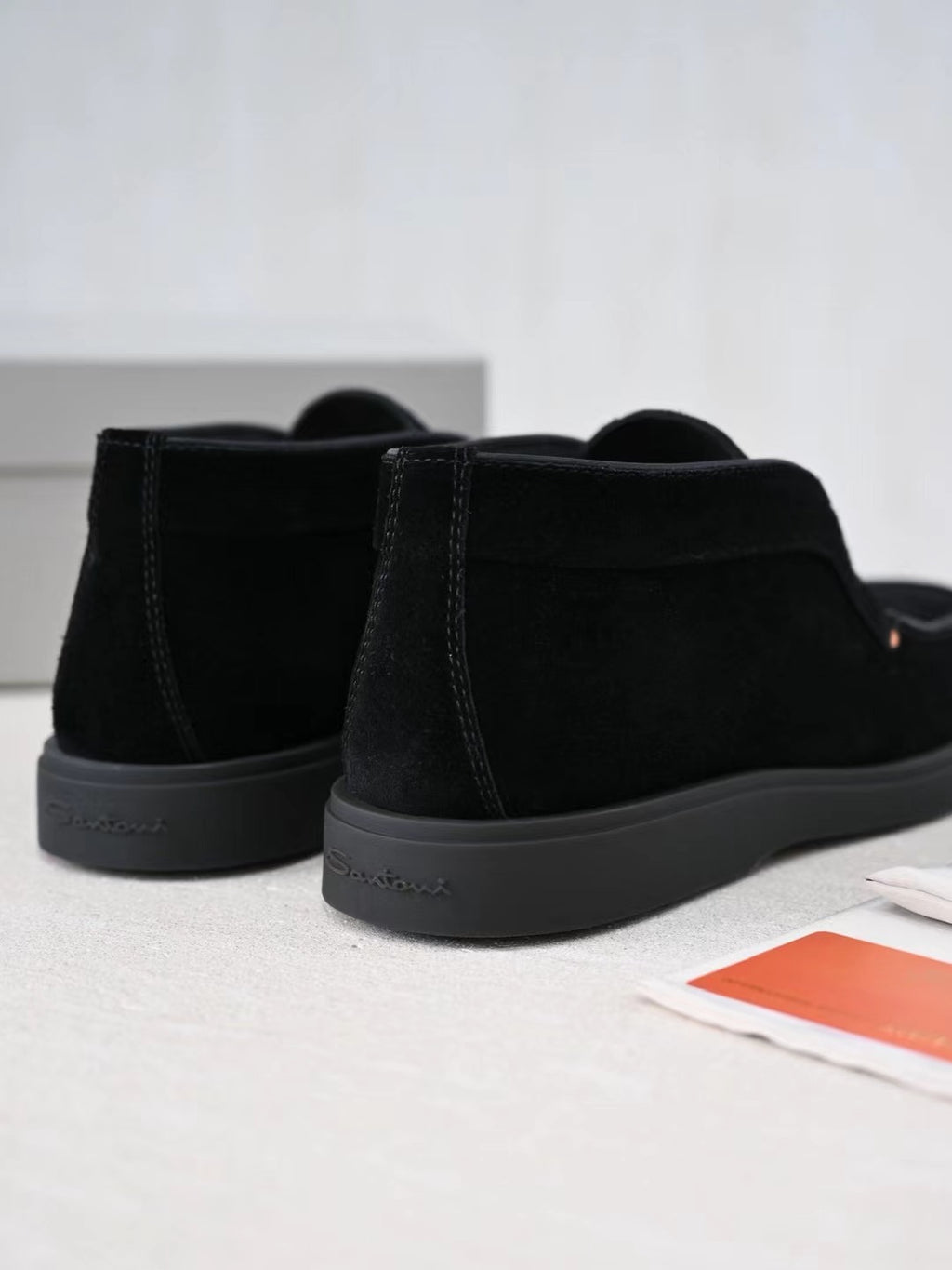 Loro Piana Slip-On Schuhe in Schwarz – Premium Veloursleder-Optik