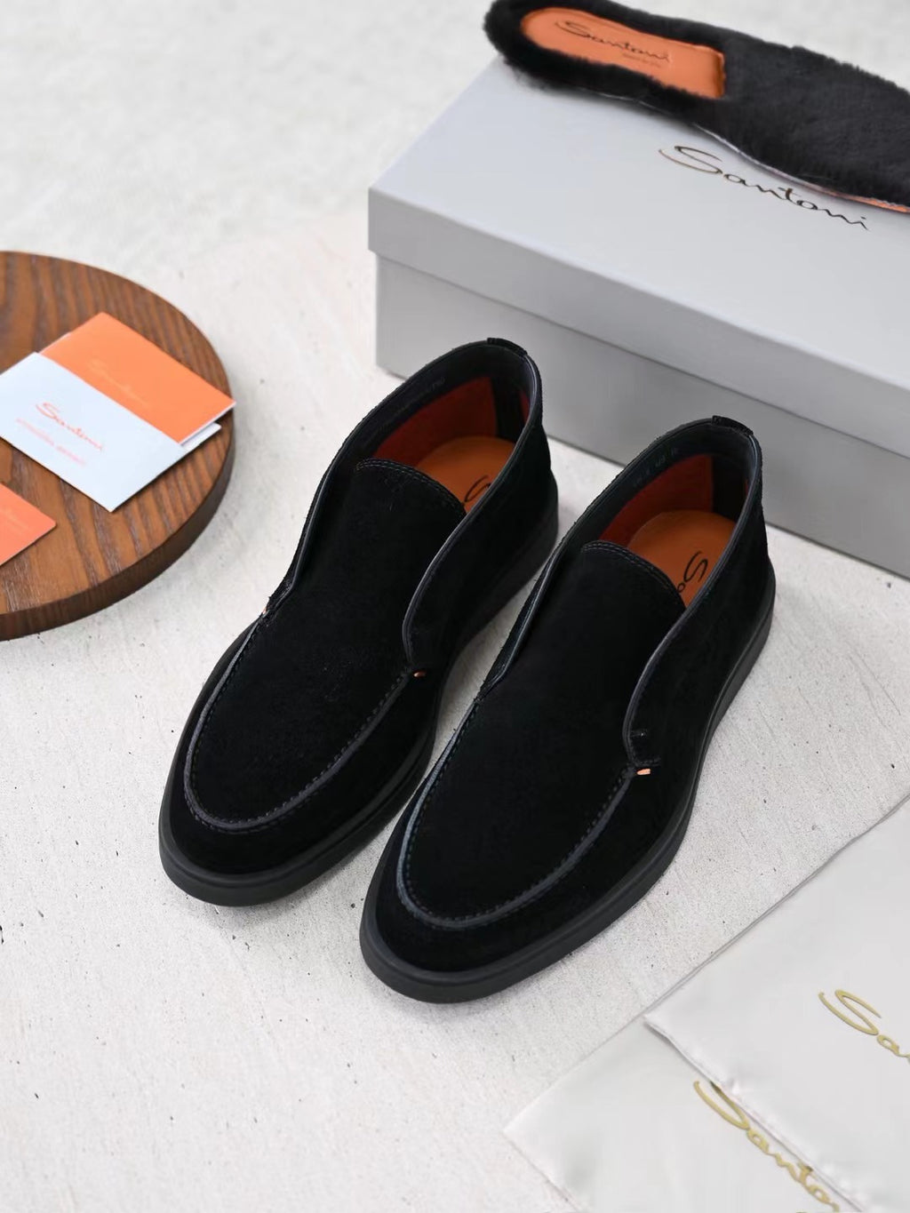 Loro Piana Slip-On Schuhe in Schwarz – Premium Veloursleder-Optik