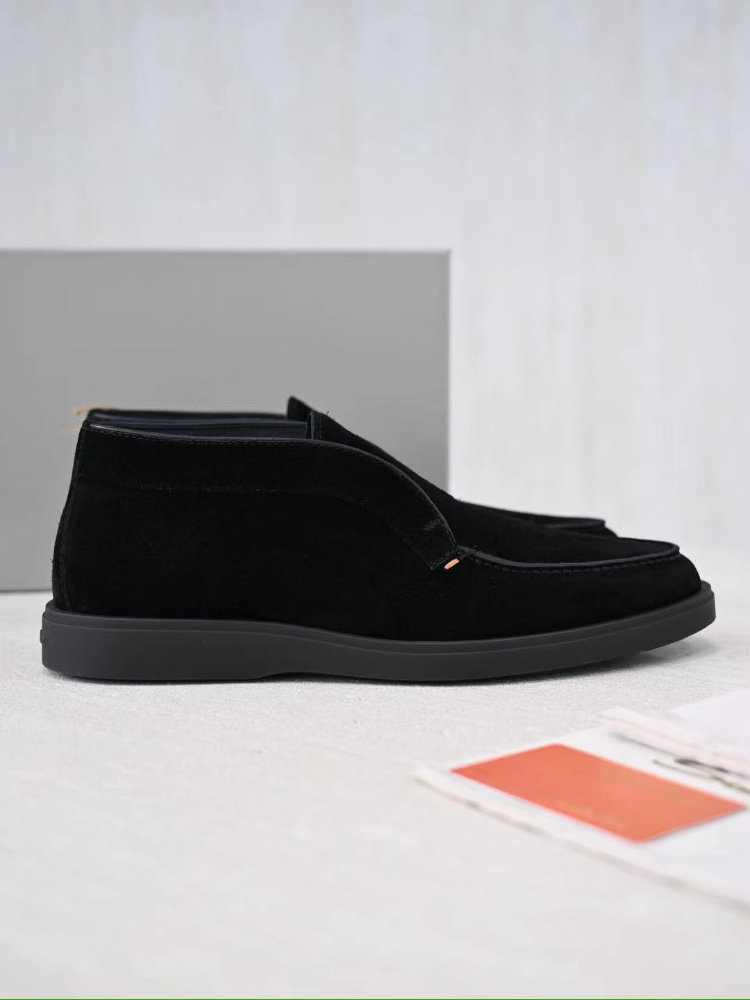 Loro Piana Slip-On Schuhe in Schwarz – Premium Veloursleder-Optik