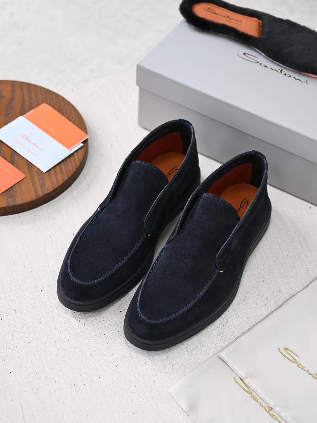 Loro Piana Slip-On Schuhe in Dunkelblau – Premium Veloursleder-Optik