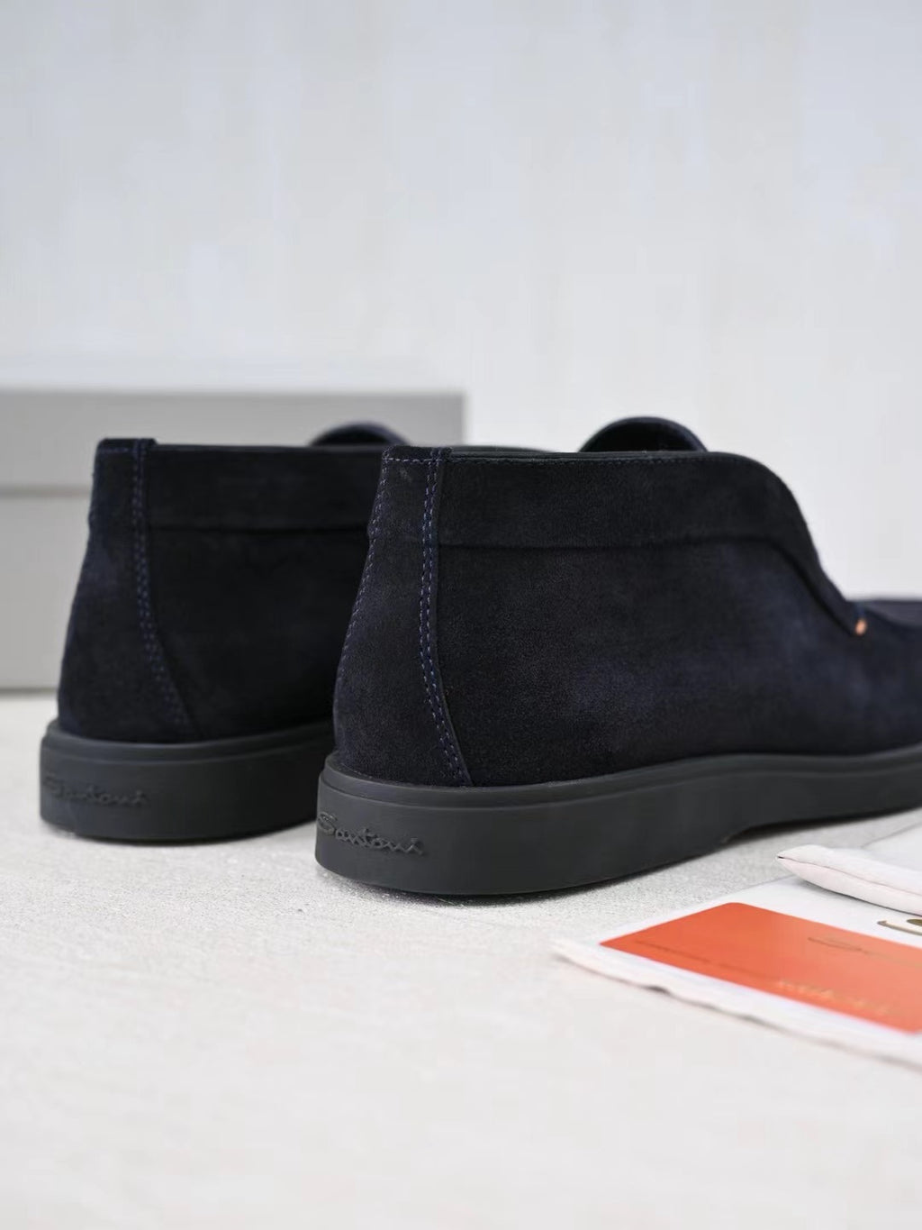 Loro Piana Slip-On Schuhe in Dunkelblau – Premium Veloursleder-Optik