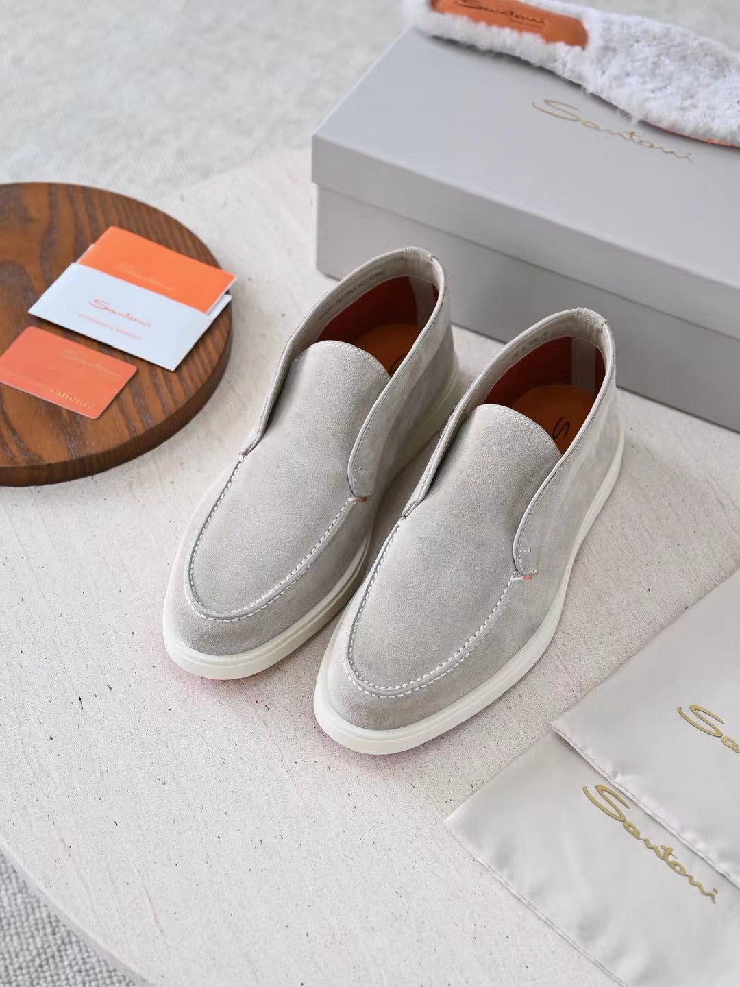 Santoni Herren Slipper aus Wildleder mit Gummisohle – Hellgrau