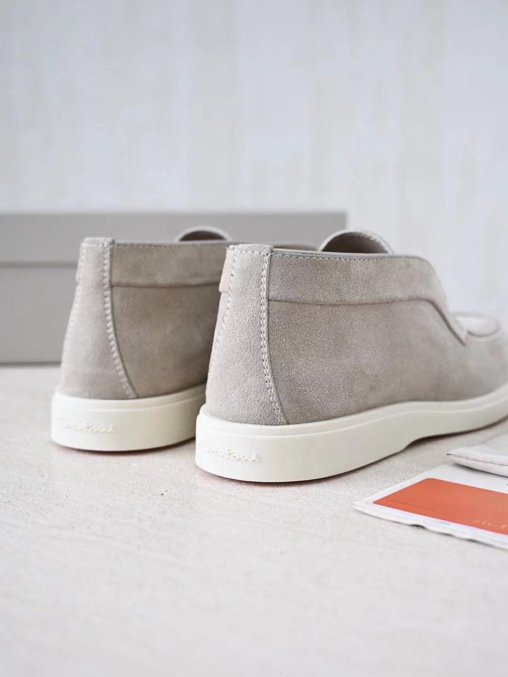 Santoni Herren Slipper aus Wildleder mit Gummisohle – Hellgrau