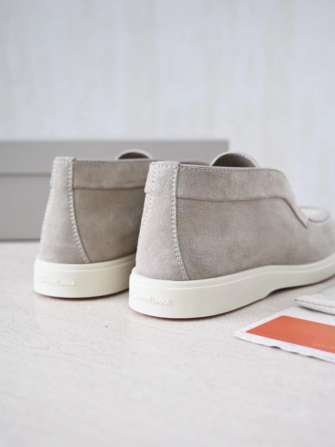 Santoni Herren Slipper aus Wildleder mit Gummisohle – Hellgrau