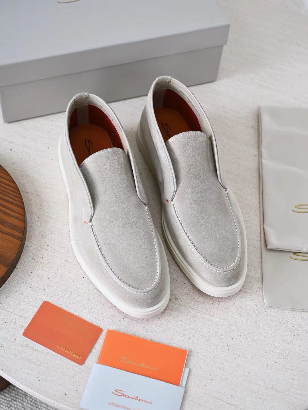 Santoni Herren Slipper aus Wildleder mit Gummisohle – Hellgrau