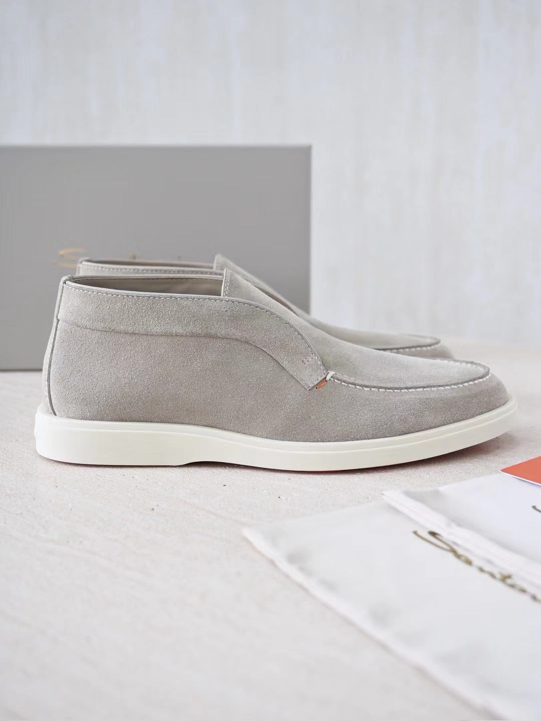 Santoni Herren Slipper aus Wildleder mit Gummisohle – Hellgrau