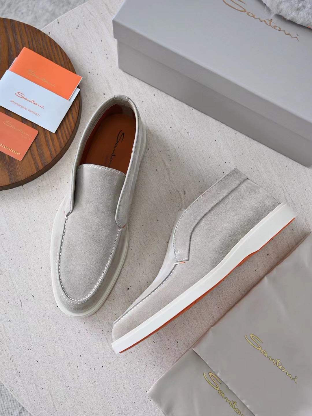 Santoni Herren Slipper aus Wildleder mit Gummisohle – Hellgrau