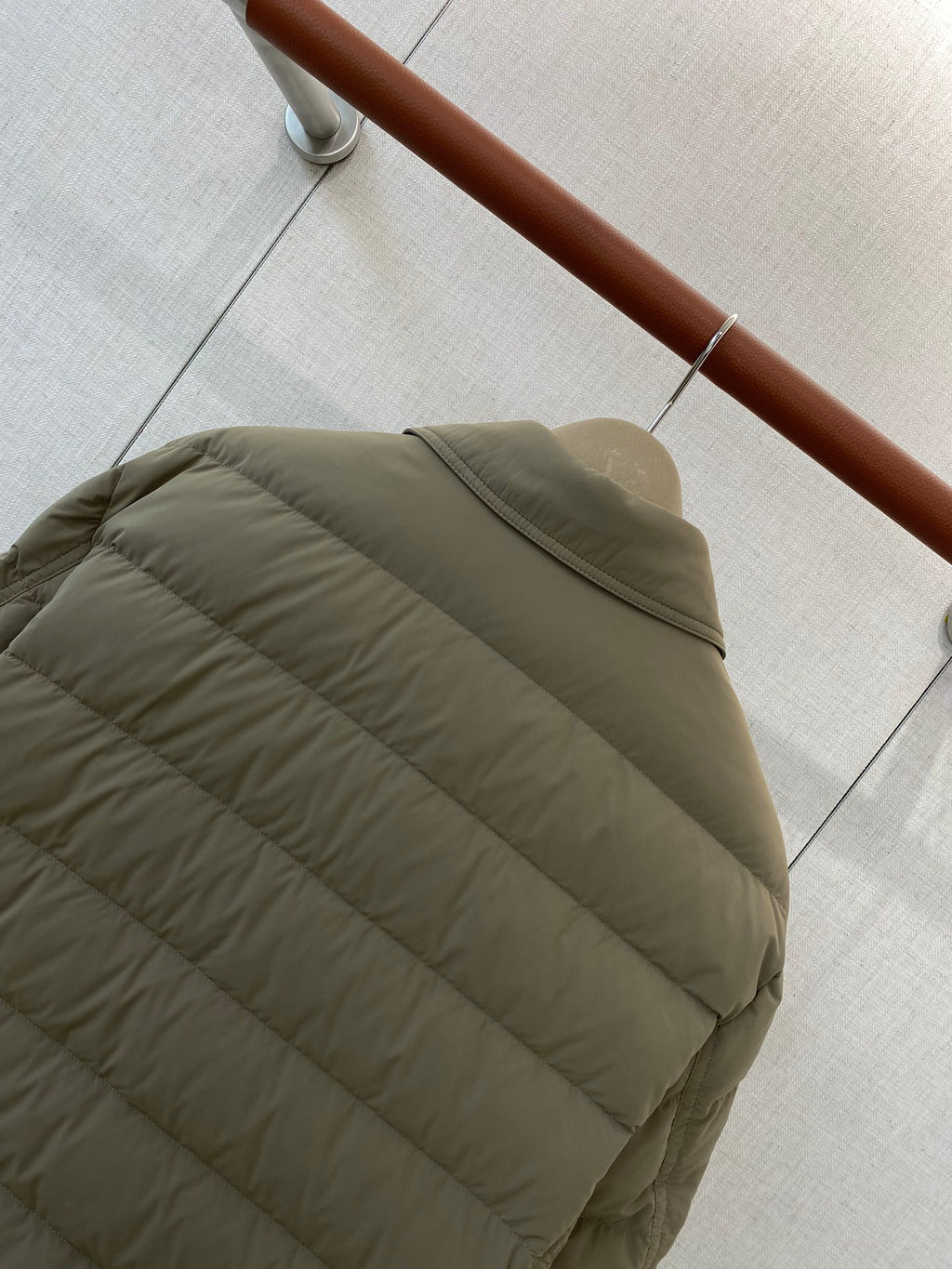 Brunello Cucinelli Steppjacke in Olivgrün mit Druckknöpfen und Brusttaschen