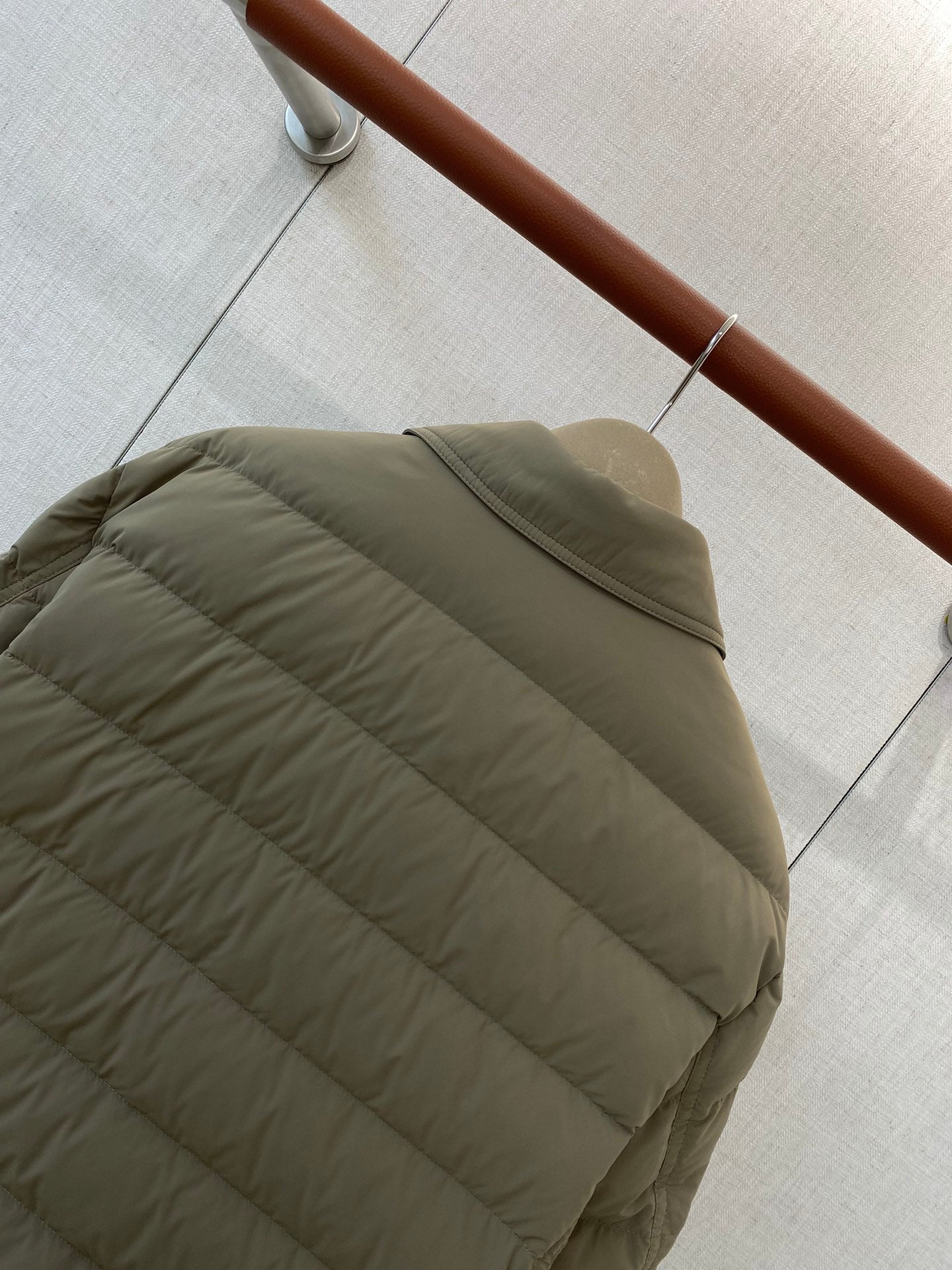 Brunello Cucinelli Steppjacke in Olivgrün mit Druckknöpfen und Brusttaschen