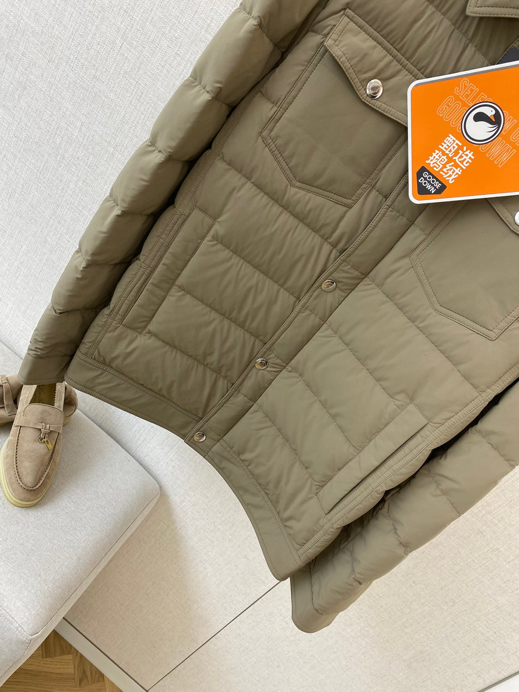 Brunello Cucinelli Steppjacke in Olivgrün mit Druckknöpfen und Brusttaschen