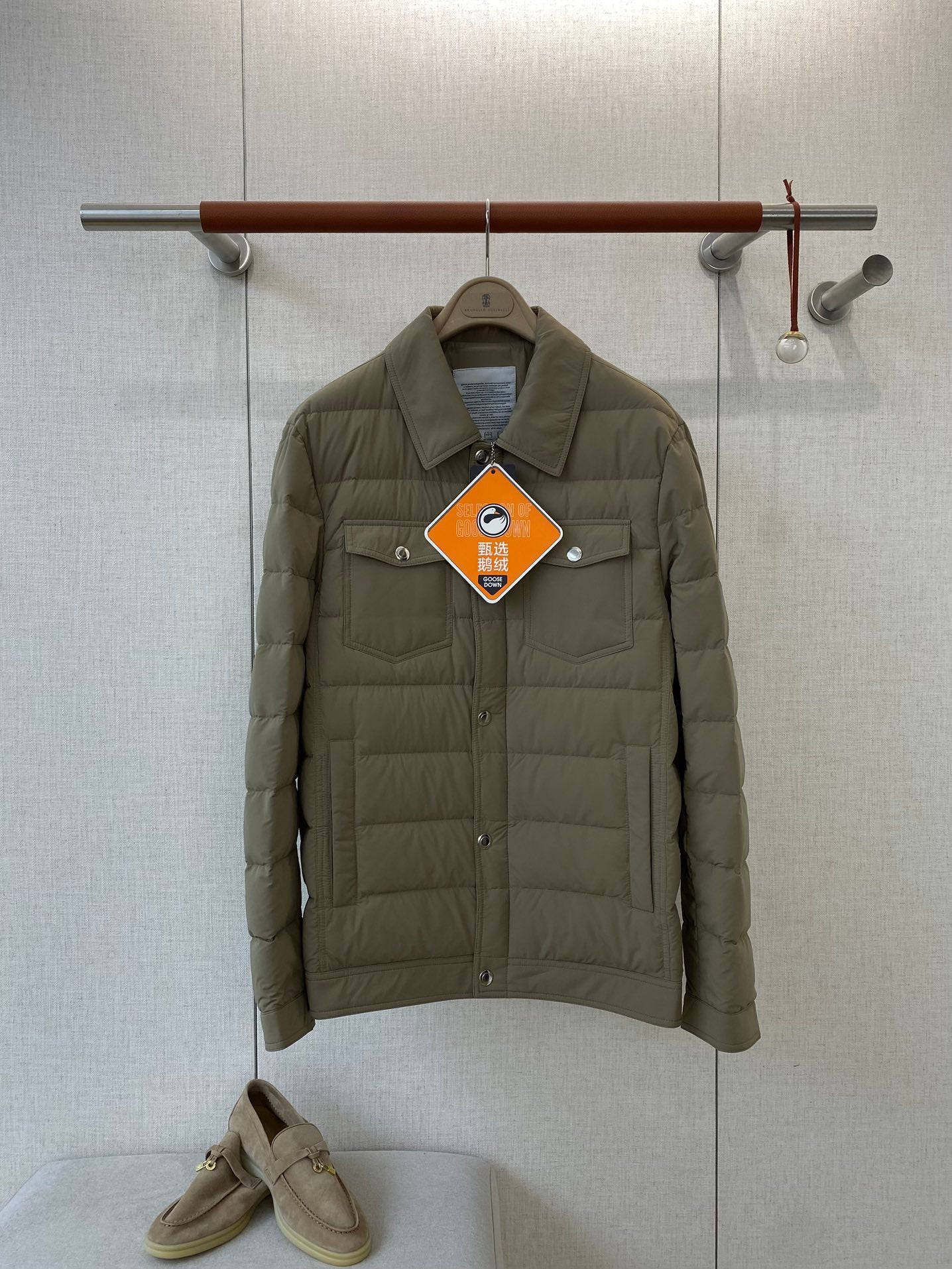 Brunello Cucinelli Steppjacke in Olivgrün mit Druckknöpfen und Brusttaschen