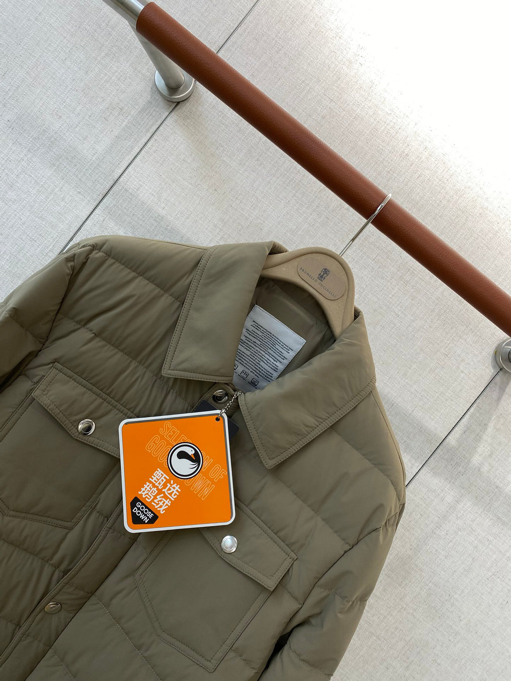 Brunello Cucinelli Steppjacke in Olivgrün mit Druckknöpfen und Brusttaschen