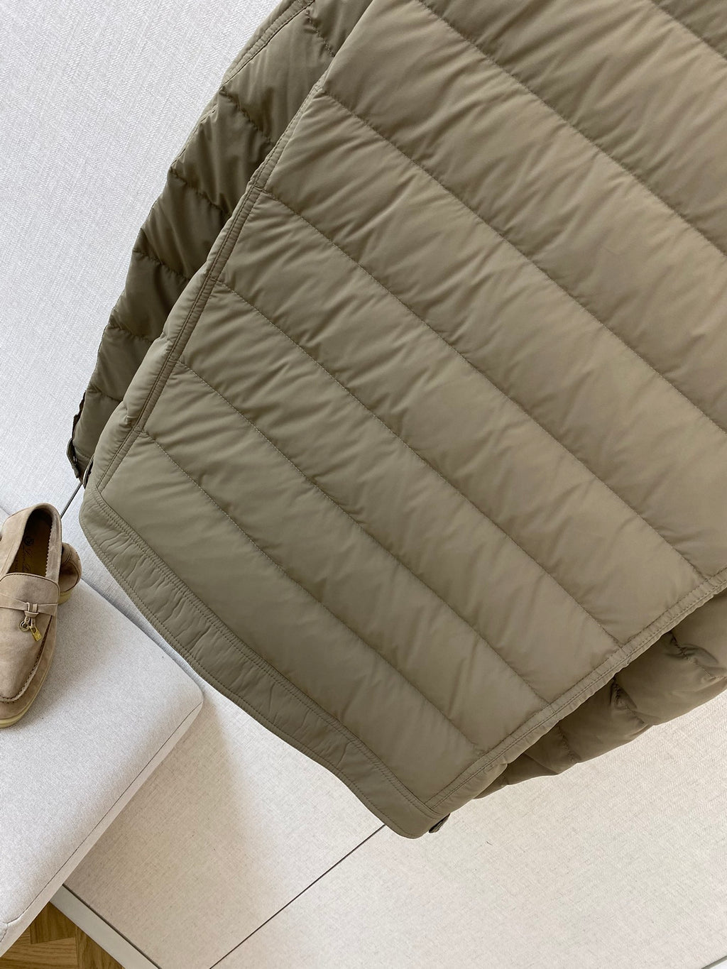 Brunello Cucinelli Steppjacke in Olivgrün mit Druckknöpfen und Brusttaschen