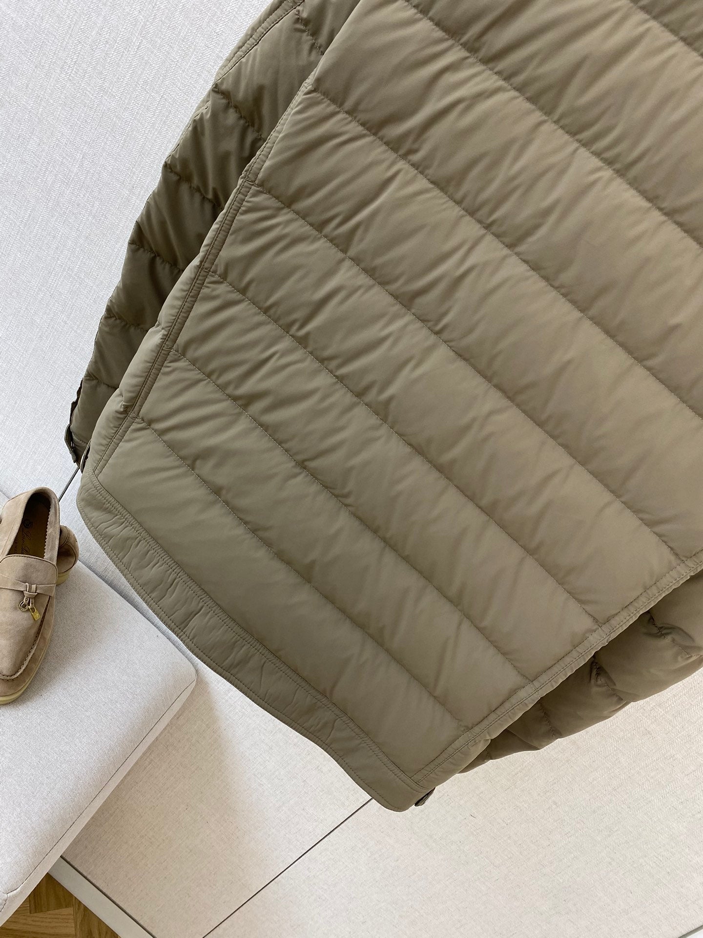 Brunello Cucinelli Steppjacke in Olivgrün mit Druckknöpfen und Brusttaschen