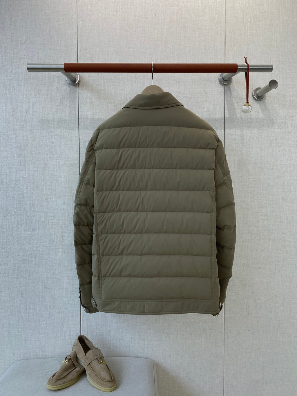 Brunello Cucinelli Steppjacke in Olivgrün mit Druckknöpfen und Brusttaschen