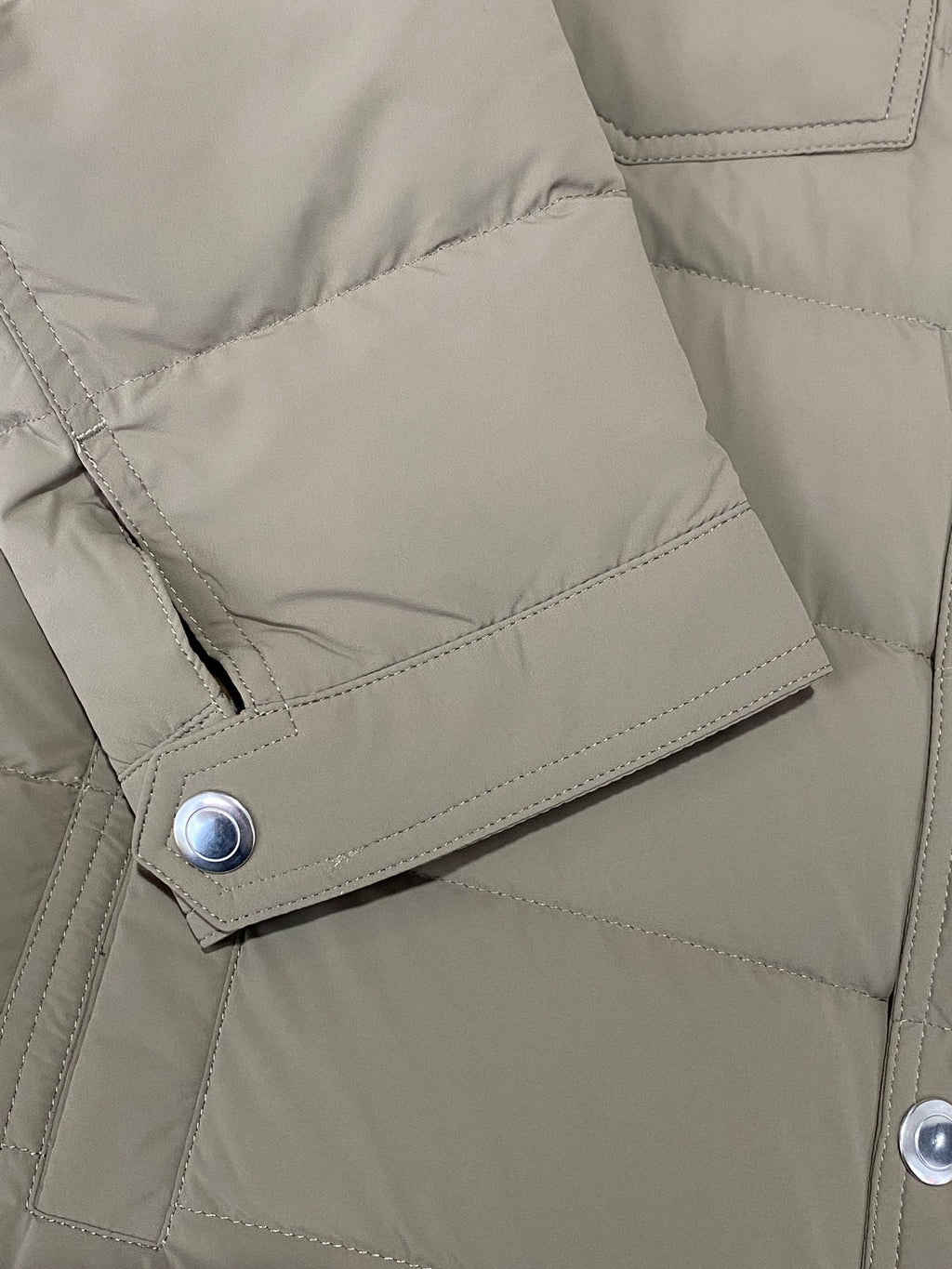 Brunello Cucinelli Steppjacke in Olivgrün mit Druckknöpfen und Brusttaschen