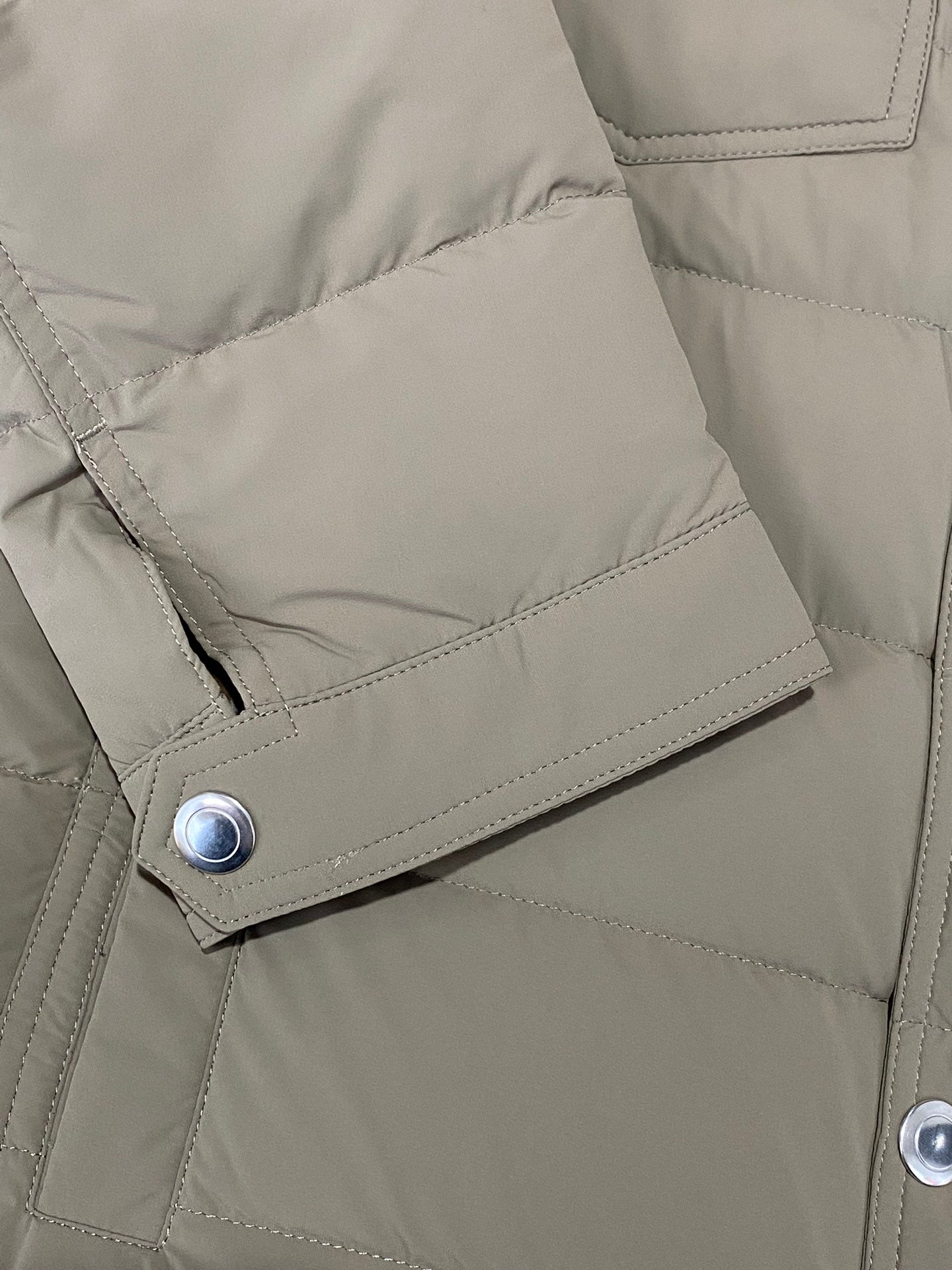 Brunello Cucinelli Steppjacke in Olivgrün mit Druckknöpfen und Brusttaschen