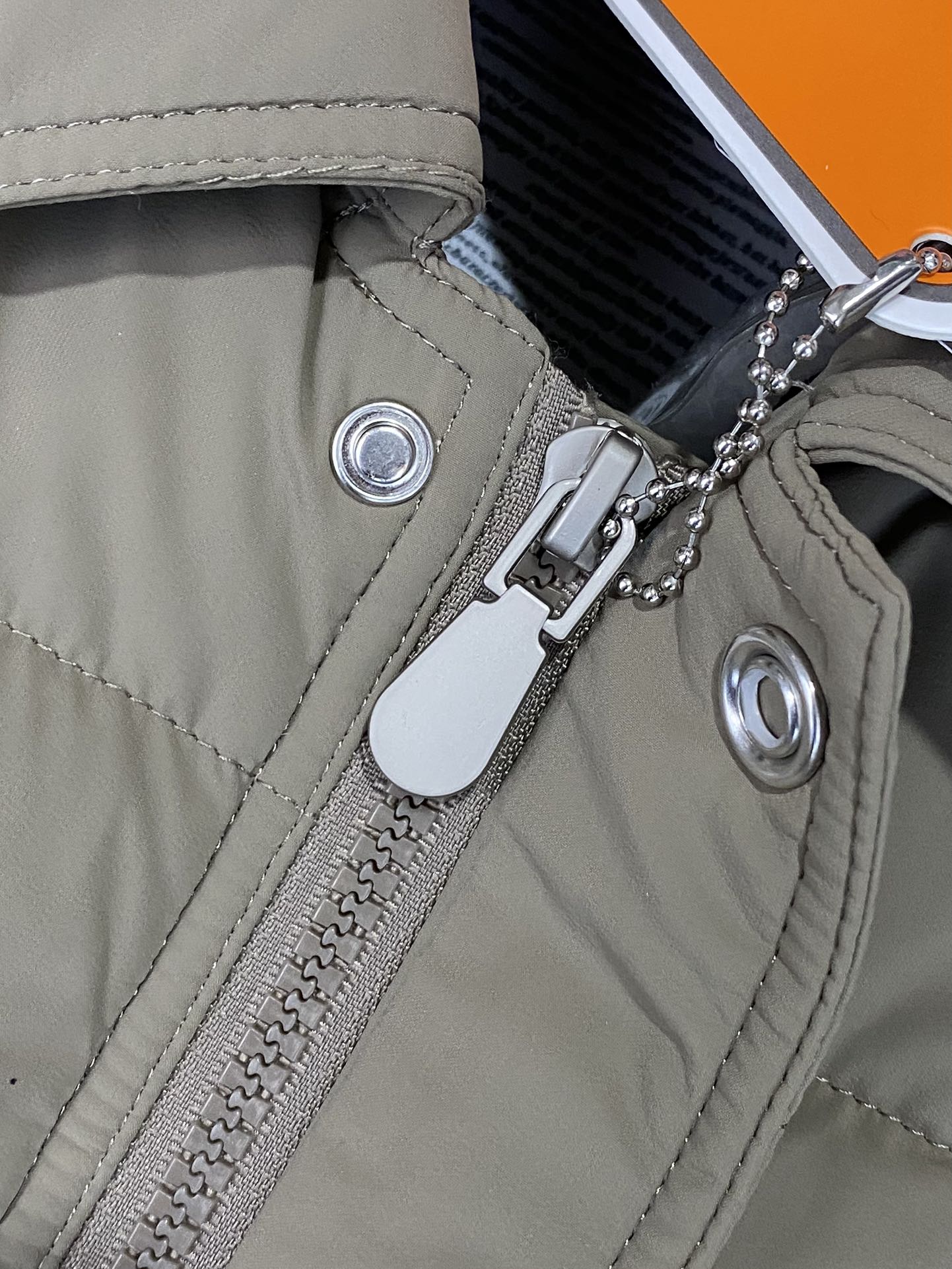 Brunello Cucinelli Steppjacke in Olivgrün mit Druckknöpfen und Brusttaschen