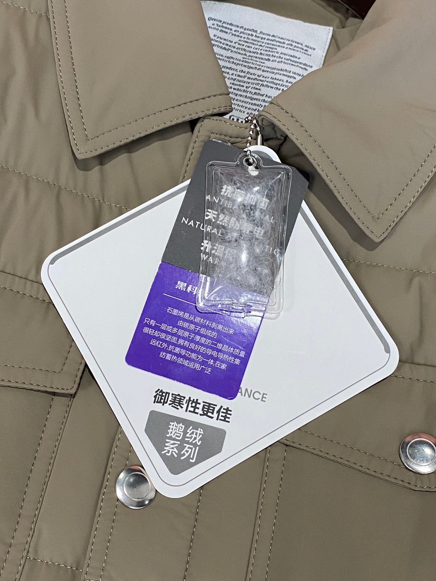 Brunello Cucinelli Steppjacke in Olivgrün mit Druckknöpfen und Brusttaschen