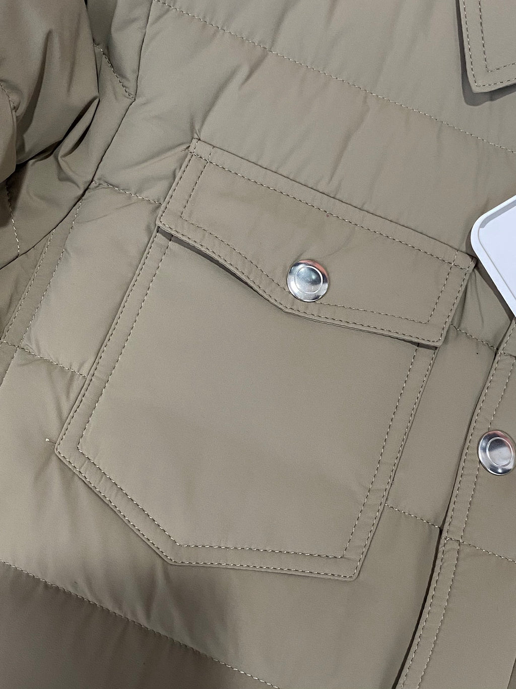 Brunello Cucinelli Steppjacke in Olivgrün mit Druckknöpfen und Brusttaschen