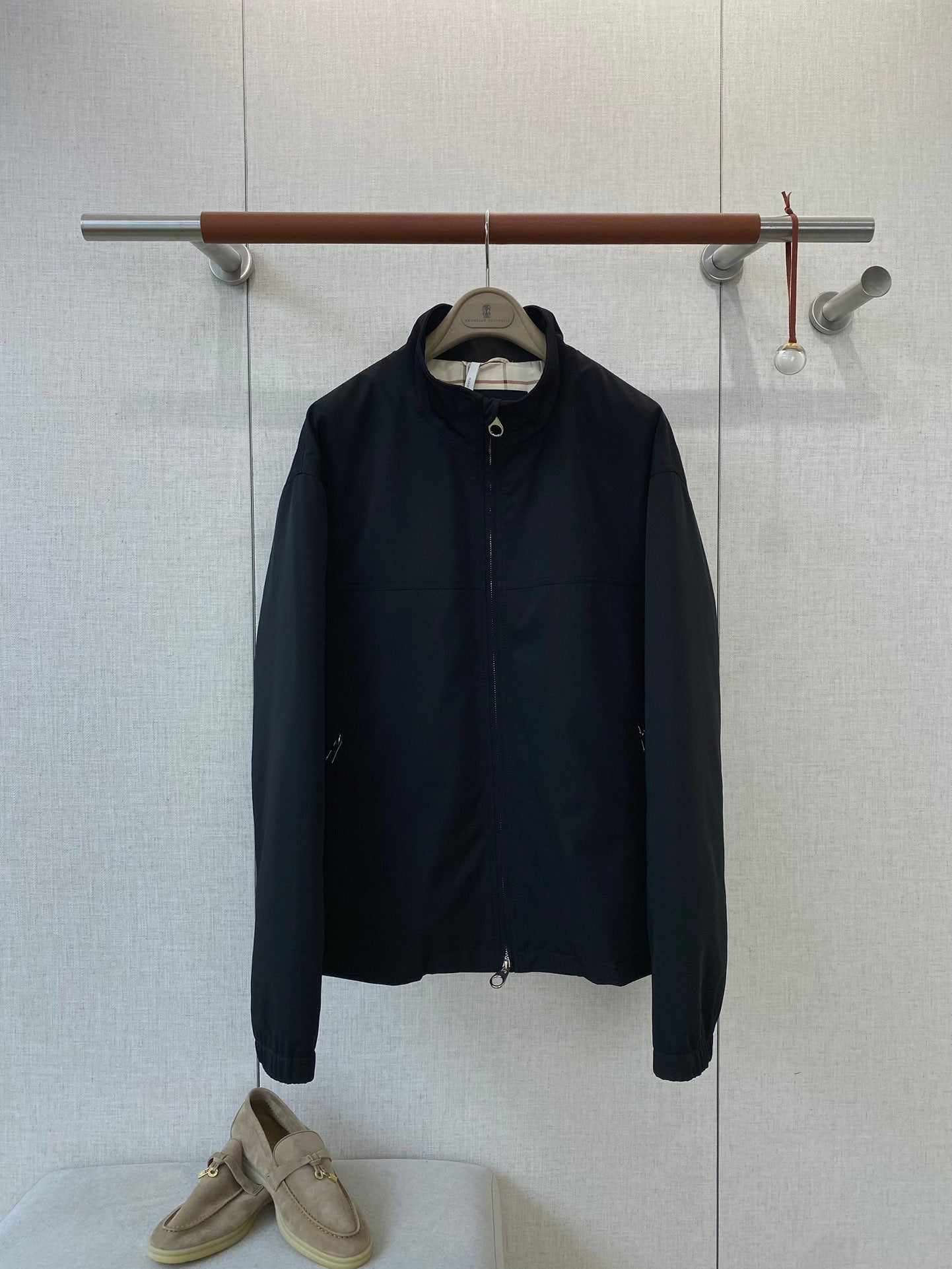 Loro Piana Schwarze Herren Jacke mit Reissverschluss und Stehkragen aus leichtem Material
