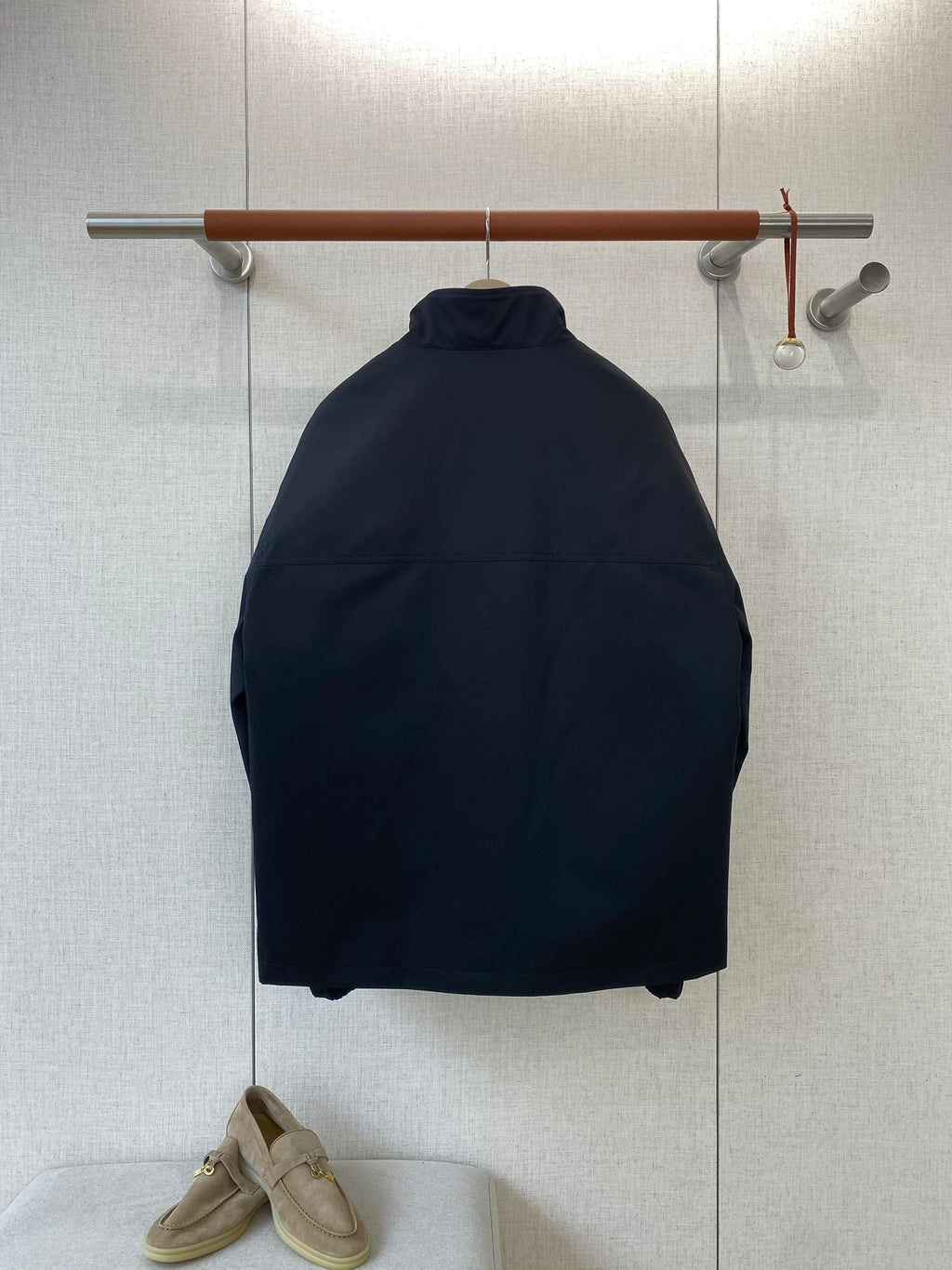 Loro Piana Schwarze Herren Jacke mit Reissverschluss und Stehkragen aus leichtem Material